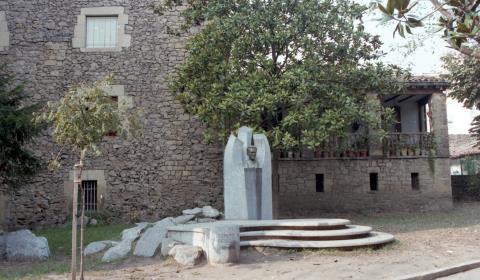 Eskultura. Lizardiri omenaldia