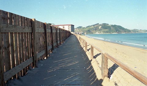 Pasarela de madera sobre las dunas