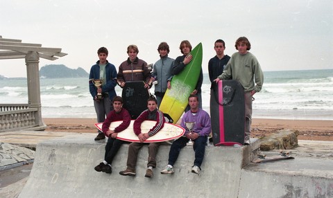 Grupo de surfistas