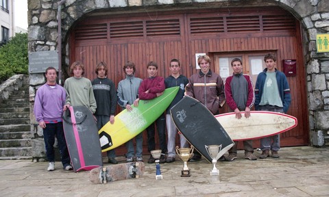 Grupo de surfistas