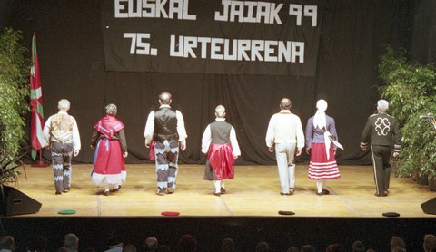 Irrintzi. Antzerkia