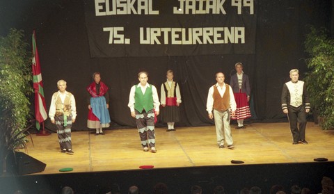Irrintzi. Antzerkia